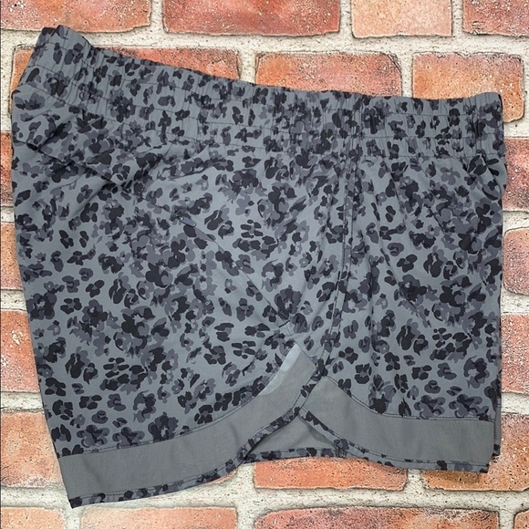 Athleta Gray Leopard Print Shorts size Small - Picture 7 of 9